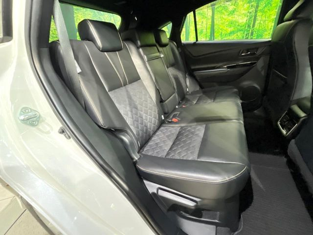 後部座席も気になるようなキズ・汚れやへたり等、大きなダメージはなく、良好な状態です。