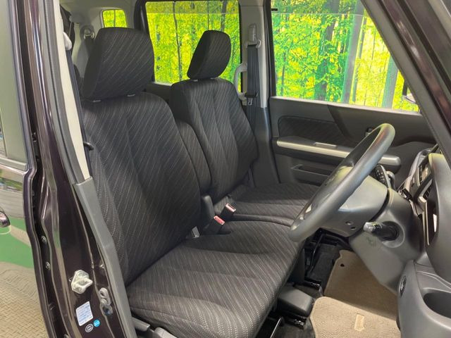 【ベンチシート】ベンチシートで室内広々。楽に乗降りができ、バッグなどの手荷物を置ける等利便性の良いシートです。