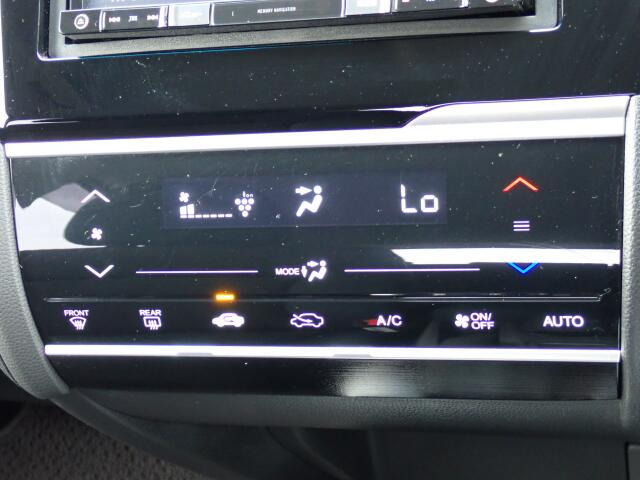オートエアコン装備。温度設定が出来て、室内快適ですよ。