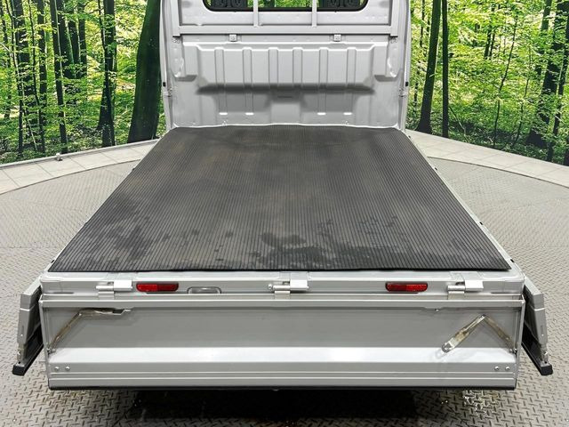 積み下ろしのしやすいデッキにはたっぷりと荷物を積み込んでいただけます。遊びから仕事まで、様々なシーンで頼れます♪