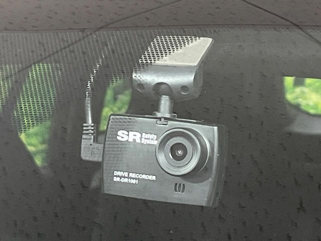 【ドライブレコーダー】安心・安全なカーライフに必須のドライブレコーダーを装備!走行中はもちろん、あおり運転や事故に遭遇した際の状況も映像で記録し、万一のリスクに備えます。