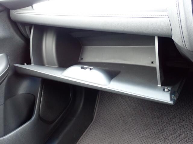 収納たっぷりグローブボックス。