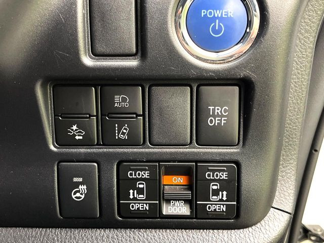 【両側パワースライドドア】スマートキーや運転席のスイッチで後席両側スライドドアの開閉が可能♪電動だから力を入れてドアを開ける必要が無く、小さなお子様でも簡単に開け閉めでき快適です♪