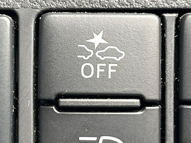 【スマートアシスト】走行中に前方の車両等を認識し、衝突しそうな時は警報とブレーキで衝突回避と被害軽減をアシスト。より安全にドライブをお楽しみいただけます。