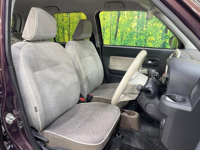 運転席シート廻りは使用感も少なく、良好な状態となっています。前オーナー様が丁寧に使っていたことがよくわかりますね。