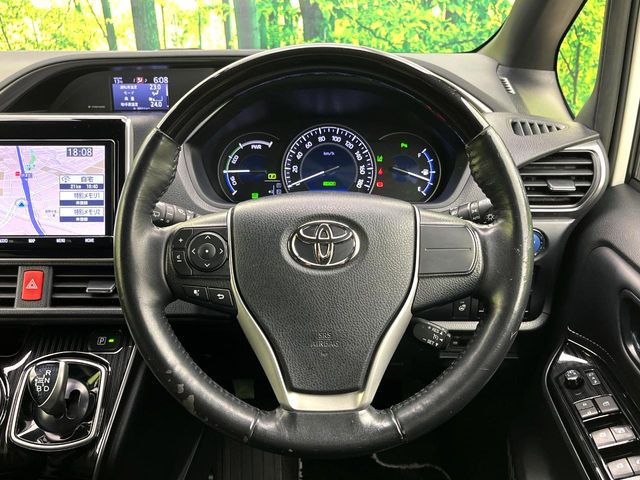 【ウッドコンビステアリング】高級感ある木目調パーツを採用した手に良く馴染むコンビハンドル。運転席廻りの雰囲気も一気に豪華になります!