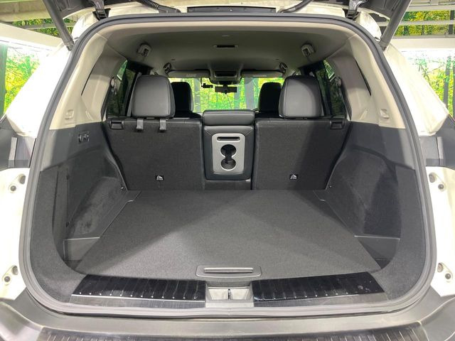 【ハンズフリーパワーバックドア】リアバンパー下部に足先を出し入れするだけでバックドアが自動で開閉♪両手が荷物でふさがっている時でもラクラク開閉操作が行えます!