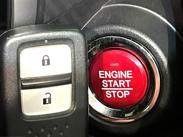 �yHonda�X�}�[�g�L�[�z�J�o����|�P�b�g�ɓ��ꂽ�܂܂ł��h�A�̎{���E�������\�ȃX�}�[�g�L�[�𑕔��B�G���W���̃I���E�I�t�����J�M�����o���K�v����������Ƃ��Ă��֗��ł���