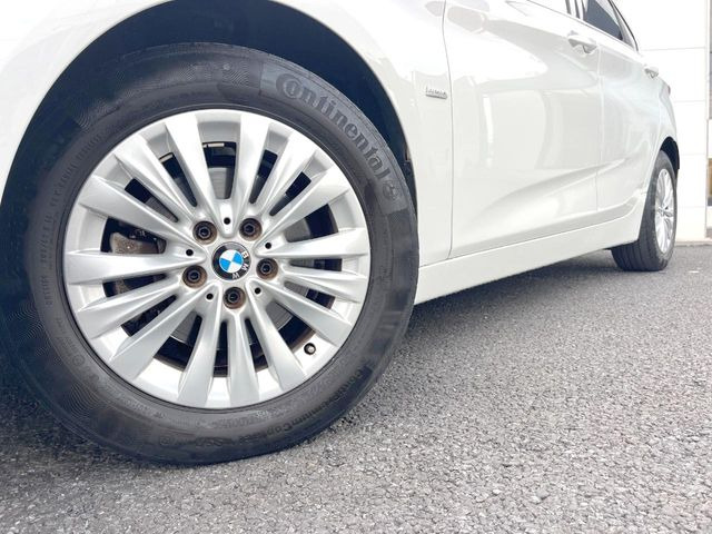 ●純正16インチアルミホイール:輸入車ならではの卓越した走りを支えるホイールと足回りです!日本車の走りに慣れている方にもぜひ体感して頂きたいほど、高いレベルでまとまっています!