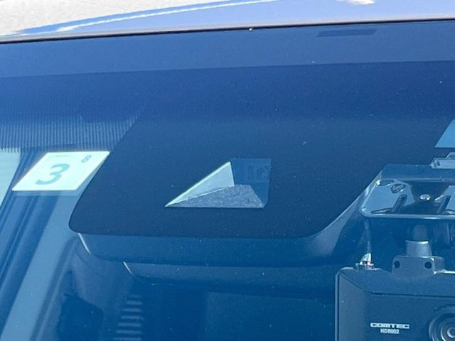 【トヨタセーフティセンス】走行中に前方の車両等を認識し、衝突しそうな時は警報とブレーキで衝突回避と被害軽減をアシスト。より安全にドライブをお楽しみいただけます。