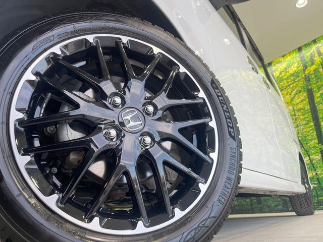 【グレード専用純正15インチアルミホイール】デザイン性の高い純正アルミホイールを装着しております。各種社外アルミホイールや、スタッドレスタイヤも取扱いしております。是非ご相談ください♪