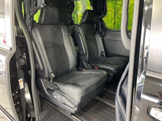 後部座席も気になるようなキズ・汚れやへたり等、大きなダメージはなく、良好な状態です。