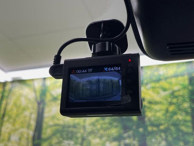 【ドライブレコーダー】安心・安全なカーライフに必須のドライブレコーダーを装備!走行中はもちろん、あおり運転や事故に遭遇した際の状況も映像で記録し、万一のリスクに備えます。