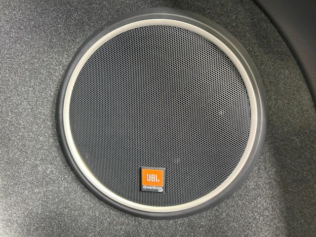 �yJBL�T�E���h�V�X�e���z���[�J�[�I�v�V�����̍��i�ʃT�E���h�V�X�e���𓋍ځB��p�̃`���[�j���O���{���ꂽ�召�l�X�ȃX�s�[�J�[����ǎ��ȃT�E���h���t�ł��A�Տꊴ���ӂ�鉹����Ԃ����o���܂��B