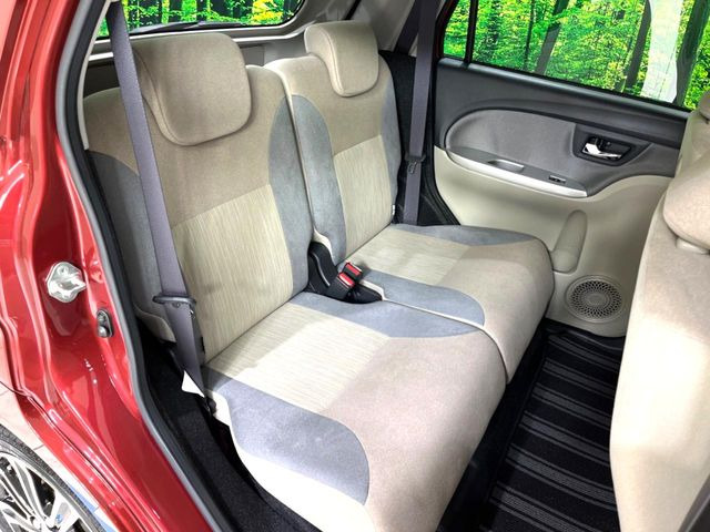 後部座席も気になるようなキズ・汚れやへたり等、大きなダメージはなく、良好な状態です。