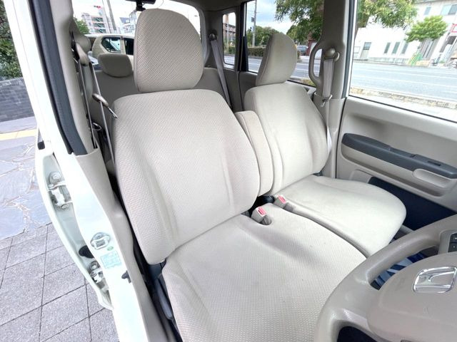 運転席シート廻りは使用感も少なく、良好な状態となっています。前オーナー様が丁寧に使っていたことがよくわかりますね。