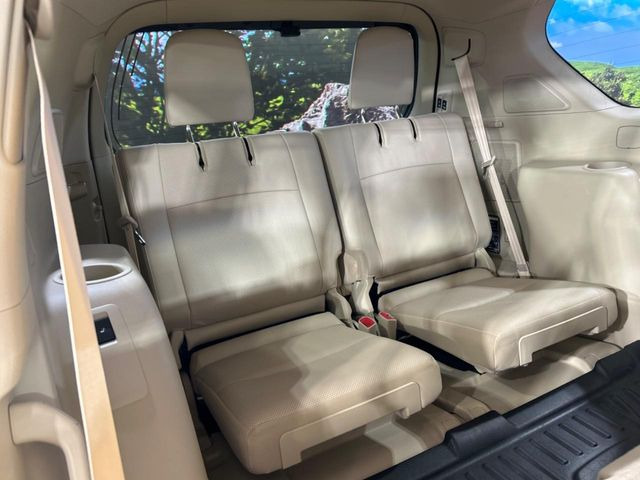 後部座席も気になるようなキズ・汚れやへたり等、大きなダメージはなく、良好な状態です。