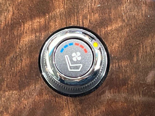 【シートベンチレーション】夏場は涼しい風でお尻や背中の熱やムレを防ぎ、冬はエアコンよりも早く温まってポカポカに!季節を問わず快適に過ごせます。