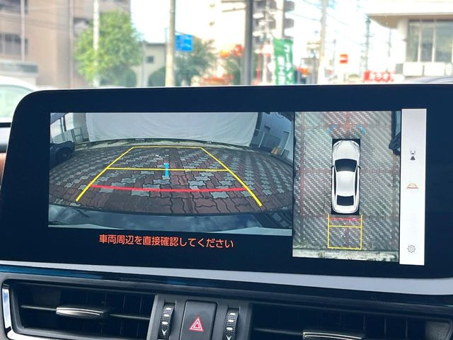 【パノラミックビューモニター】専用のカメラにより、上から見下ろしたような視点で360度クルマの周囲を確認することができます☆死角部分も確認しやすく、狭い場所での切り返しや駐車もスムーズに行えます。