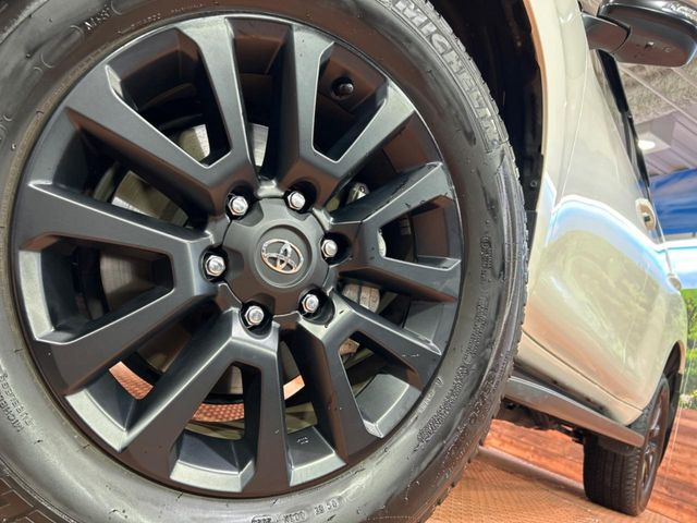 【純正18インチアルミホイール】外観にマッチした純正アルミホイールを装着しております。各種社外アルミホイールや、スタッドレスタイヤも取扱いしております。是非ご相談ください♪