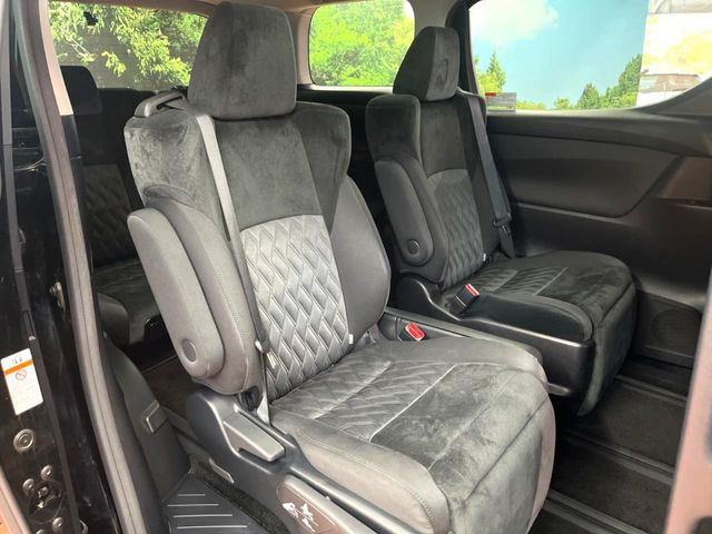 広々とした2列目シートは居住性が高く、居心地も快適!友達や家族とのお出かけにぴったりです。ベビーシートやチャイルドシート使用時も快適にお過ごしいただける十分な空間を確保しています。