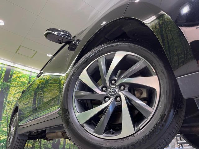 【純正18インチアルミホイール】外観にマッチした純正アルミホイールを装着しております。各種社外アルミホイールや、スタッドレスタイヤも取扱いしております。是非ご相談ください♪