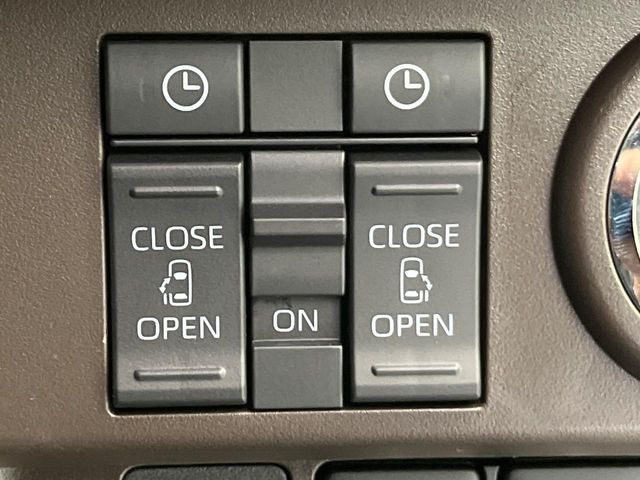 【両側パワースライドドア】スマートキーや運転席のスイッチで後席両側スライドドアの開閉が可能♪電動だから力を入れてドアを開ける必要が無く、小さなお子様でも簡単に開け閉めでき快適です♪