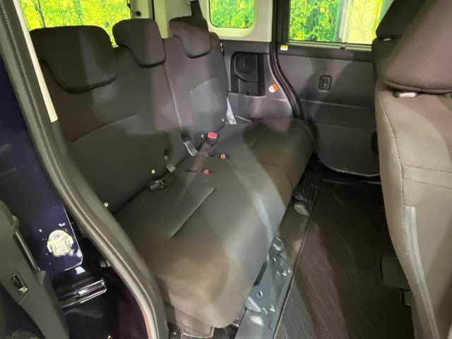 後部座席も気になるようなキズ・汚れやへたり等、大きなダメージはなく、良好な状態です。