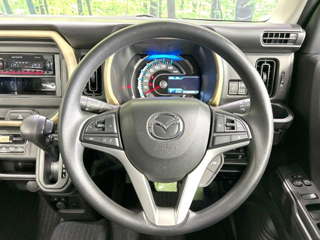 �C���e���A�ɍ��킹���f�U�C���̃X�e�A�����O�́A�^�]�������̂��Ƃ��l���A�^�]���₷���`��A�傫���ł��B�����x�A���ۂɐG���Ă��m���߂��������B