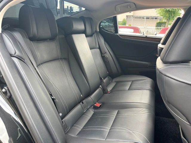 後部座席も気になるようなキズ・汚れやへたり等、大きなダメージはなく、良好な状態です。