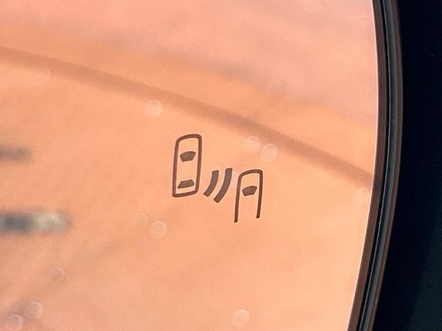 【ブラインドスポットモニター】走行中、ドアミラーの死角になりやすい箇所に後続車が接近するとサイドミラーのレンズに警告を表示!ドライバーに注意喚起をしてくれます。