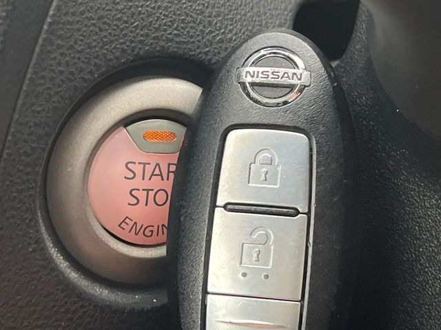 【インテリジェントキー】カバンやポケットに入れたままでもドアの施錠・解錠が可能なスマートキーを装備。エンジンのオン・オフ時もカギを取り出す必要が無いからとっても便利です♪