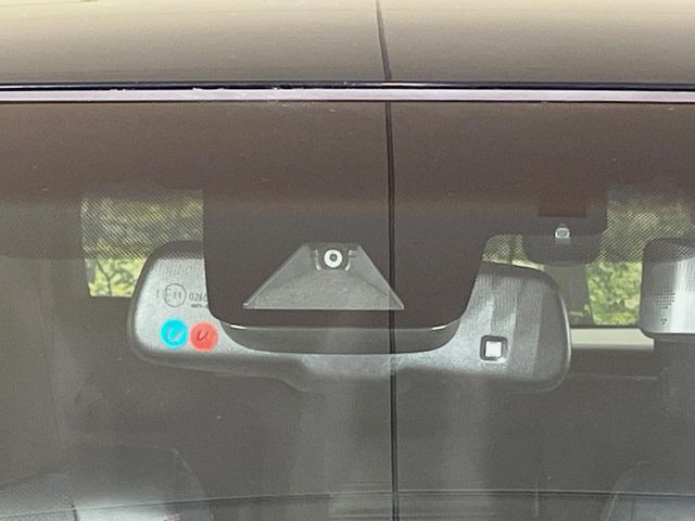 【トヨタセーフティセンス】走行中に前方の車両等を認識し、衝突しそうな時は警報とブレーキで衝突回避と被害軽減をアシスト。より安全にドライブをお楽しみいただけます。