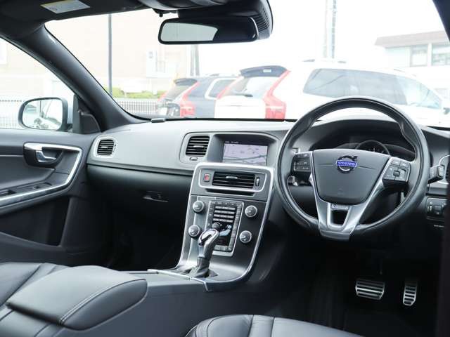 北名古屋店、土浦店は指定整備工場を所有。野田店、横浜店には認証整備工場を所有しています。それぞれの拠点に整備リフトやテスター等の設備機器を完備しています。