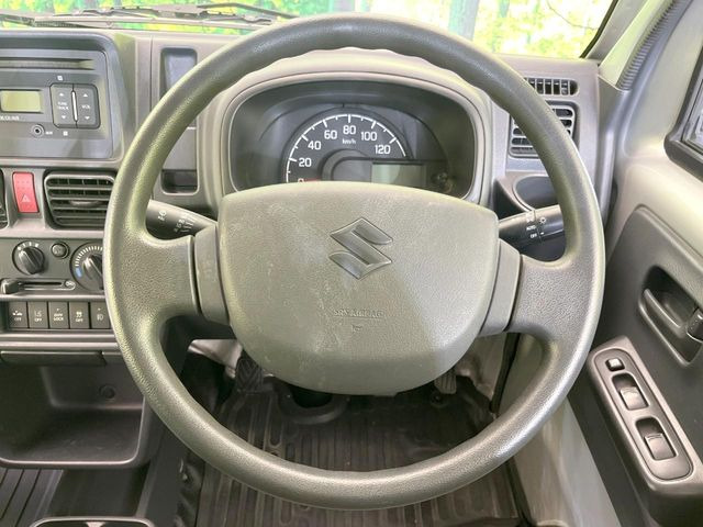 インテリアに合わせたデザインのステアリングは、運転される方のことも考え、運転しやすい形状、大きさです。是非一度、実際に触ってお確かめください。