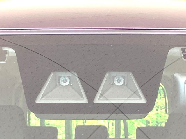 【スマートアシスト】走行中に前方の車両等を認識し、衝突しそうな時は警報とブレーキで衝突回避と被害軽減をアシスト。より安全にドライブをお楽しみいただけます。