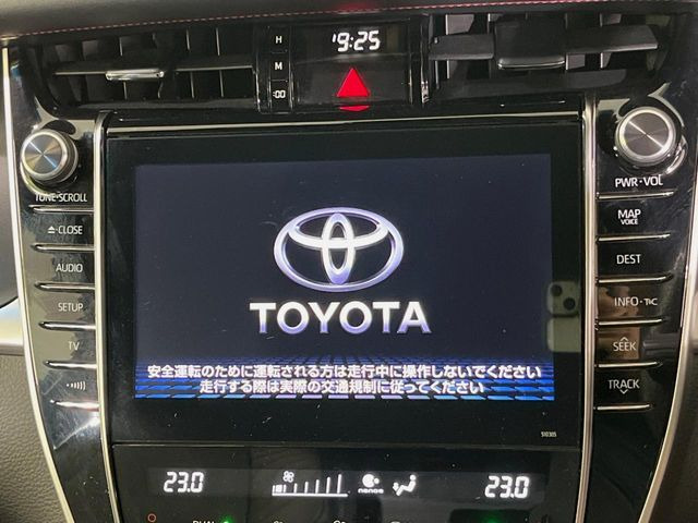 【メーカー純正9型ナビ】インテリアに溶け込むスタイリッシュな「専用設計」メーカーナビを装備♪視認性や操作性など基本性能にも優れ、より上質なカーライフをお楽しみいただけます。