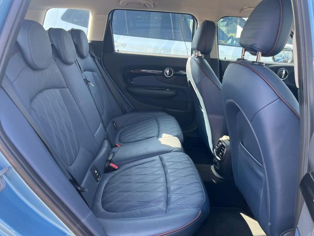 ●後部座席も気になるようなキズ・汚れやへたり等、大きなダメージはなく、良好な状態です。