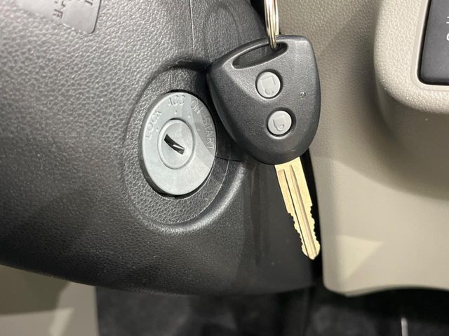 【キーレス】少し離れた場所からでもボタン一つでドアの開錠・施錠ができるのでとっても便利!ドアの鍵穴周りに傷をつけることもありません♪