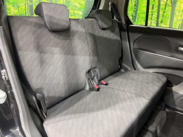 後部座席も気になるようなキズ・汚れやへたり等、大きなダメージはなく、良好な状態です。