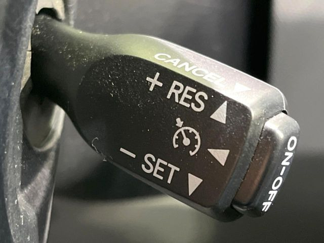 【クルーズコントロール】高速道路もラクラク走行。アクセルを離しても一定速度で走行ができ、長距離運転時の負担を軽減!加速・減速も簡単なスイッチ操作で調整できます。