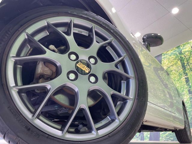 �y�O���[�h��p����16�C���`�A���~�z�C�[���z�f�U�C�����̍��������A���~�z�C�[���𑕒����Ă���܂��B�e��ЊO�A���~�z�C�[����A�X�^�b�h���X�^�C�����戵�����Ă���܂��B���񂲑��k����������