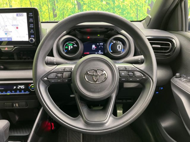 �C���e���A�ɍ��킹���f�U�C���̃X�e�A�����O�́A�^�]�������̂��Ƃ��l���A�^�]���₷���`��A�傫���ł��B�����x�A���ۂɐG���Ă��m���߂��������B