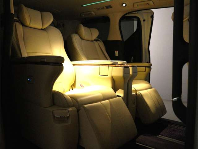 (☆プレミアムナッパ本革シート☆)なめらかでしっとりとした本革シート♪快適な温冷風シート機能、専用の読書灯、電動リクライニング、電動オットマン、格納テーブルと最上級グレード装備!