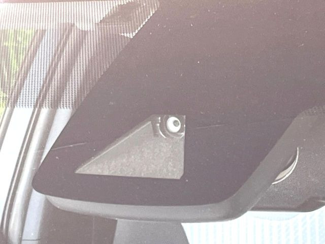 【トヨタセーフティセンス】走行中に前方の車両等を認識し、衝突しそうな時は警報とブレーキで衝突回避と被害軽減をアシスト。より安全にドライブをお楽しみいただけます。