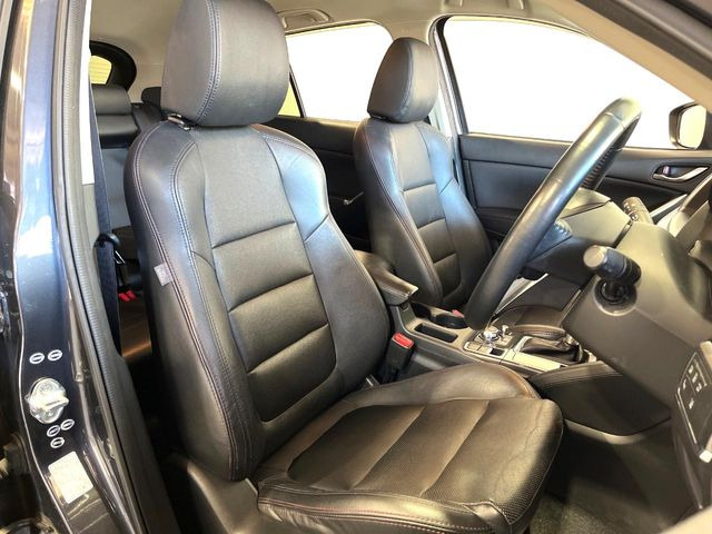 【本革シート】上質な本革を使用し、高級感あふれる本革シート。常に体に触れる部分だから、座り心地の良さにはこだわりたいですね♪汚れの付着や劣化を抑制する内装コーティング施工もおススメですよ♪