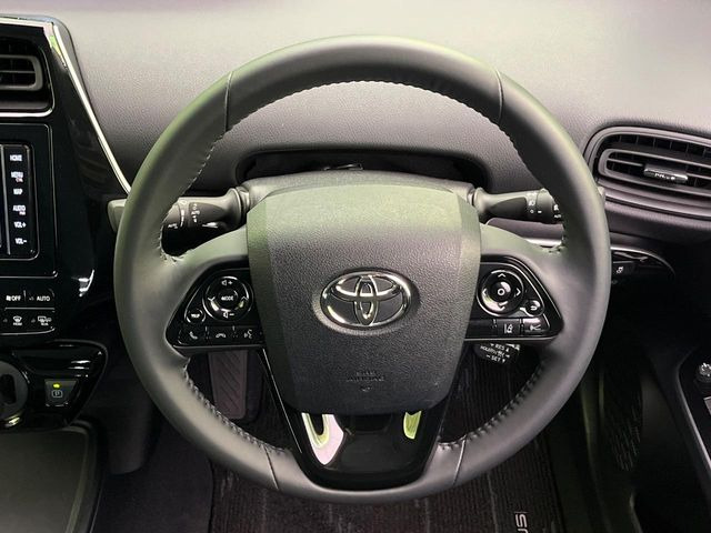 �C���e���A�ɍ��킹���f�U�C���̃X�e�A�����O�́A�^�]�������̂��Ƃ��l���A�^�]���₷���`��A�傫���ł��B�����x�A���ۂɐG���Ă��m���߂��������B