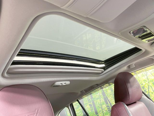 【サンルーフ】開放感たっぷりの希少装備、サンルーフが装着されています!車内に明かりを取り入れたり景色を楽しむ以外にも、車内の空気も簡単に換気できて快適です!