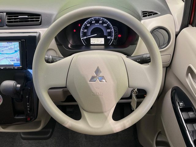 �C���e���A�ɍ��킹���f�U�C���̃X�e�A�����O�́A�^�]�������̂��Ƃ��l���A�^�]���₷���`��A�傫���ł��B�����x�A���ۂɐG���Ă��m���߂��������B