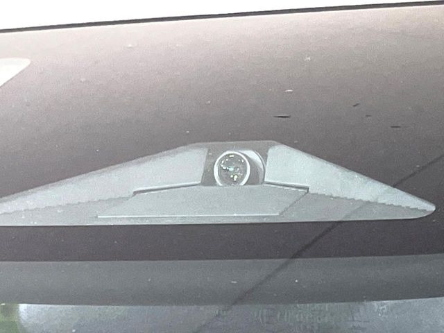 【ホンダセンシング】走行中に前方の車両等を認識し、衝突しそうな時は警報とブレーキで衝突回避と被害軽減をアシスト。より安全にドライブをお楽しみいただけます。